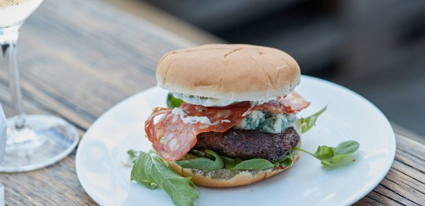 Zu unserem leckeren Salami-Hamburger empfehlen wir ein Glas Weißwein