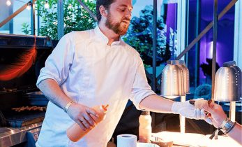 yourfood Catering aus Köln: Wurst vom Grill im Brot auf die Hand